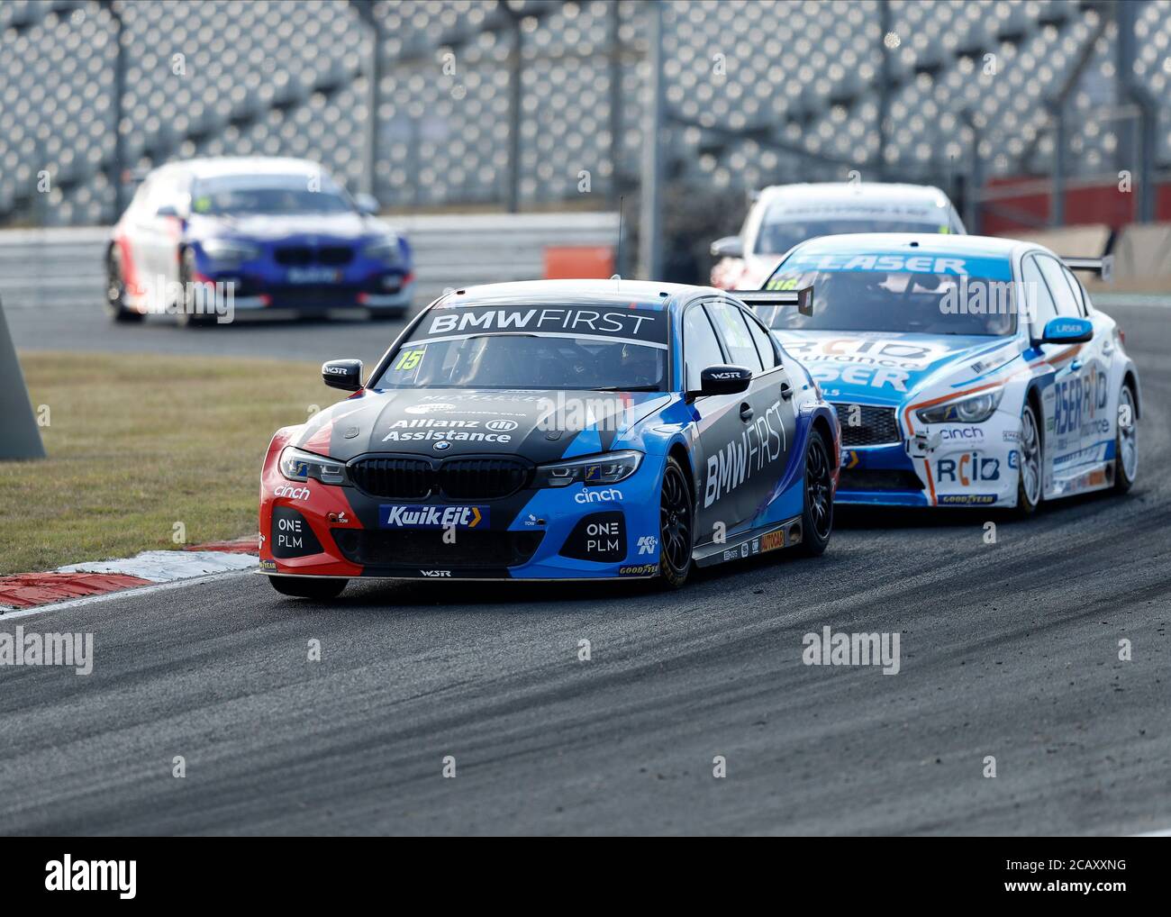 West Kingsdown, Kent, Regno Unito. 09 agosto 2020. Kwik Fit British Touring Car Championship, Race Day; Tom Olivant nella sua squadra BMW 330i M Sport che guida la gara 3 Round 6 con Ashley Sutton nel suo laser Tools Racing Infiniti Q50 in Second Credit: Action Plus Sports Images/Alamy Live News Foto Stock