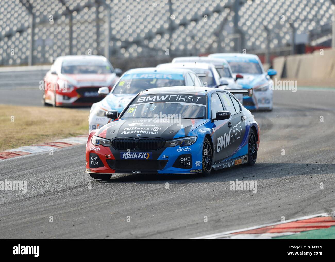 West Kingsdown, Kent, Regno Unito. 09 agosto 2020. Kwik Fit British Touring Car Championship, Race Day; Tom Olivant nella sua squadra BMW 330i M Sport che guida la gara 3 Round 6 con Ashley Sutton nel suo laser Tools Racing Infiniti Q50 in Second Credit: Action Plus Sports Images/Alamy Live News Foto Stock