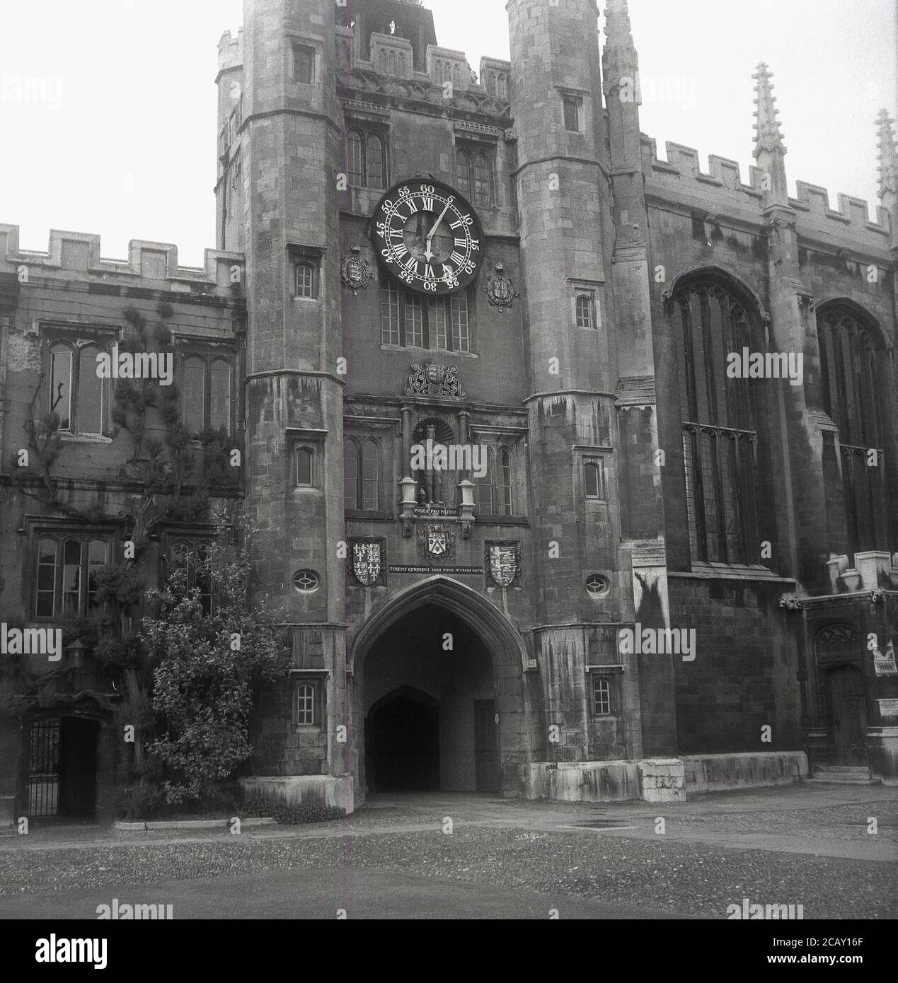 1963, immagine storica del College Clock, Trinity College, Great Court, Cambridge, Inghilterra, UK. Ospitato in uno dei più antichi edifici della Trinità, presso la porta del Re Edoardo, è conosciuto semplicemente come la torre dell'orologio. Il primo orologio ad essere stato installato nella torre fu nel 1610 e l'orologio sopravvissuto fu installato nel 1910 da Smith di Derby. Foto Stock