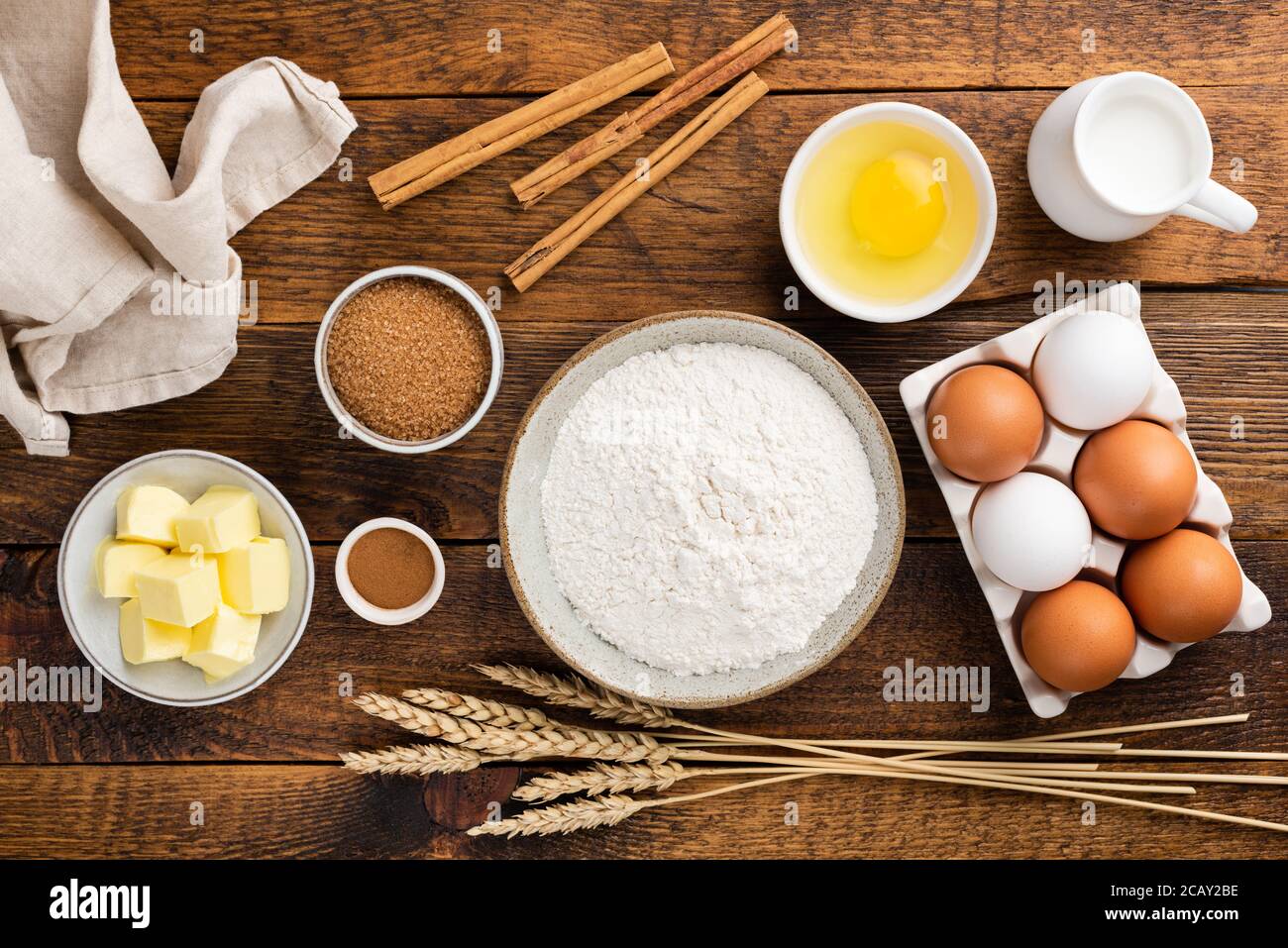 Cottura degli ingredienti su un tavolo di legno di fondo. Ingredienti per cuocere una torta, biscotti o pasticceria. Vista dall'alto. Cibo sfondo Foto Stock