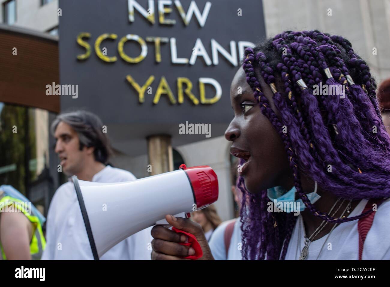 Londra UK 9 agosto 2020 dimostranti gridano slogan durante una protesta Black Lives Matter out SIDE Scotland Yard. I manifestanti chiedono di porre fine all'"over policing of Black Community" e all'uso di forza e di tasers eccessivi. Credit: Thabo Jaiyesimi/Alamy Live News Foto Stock