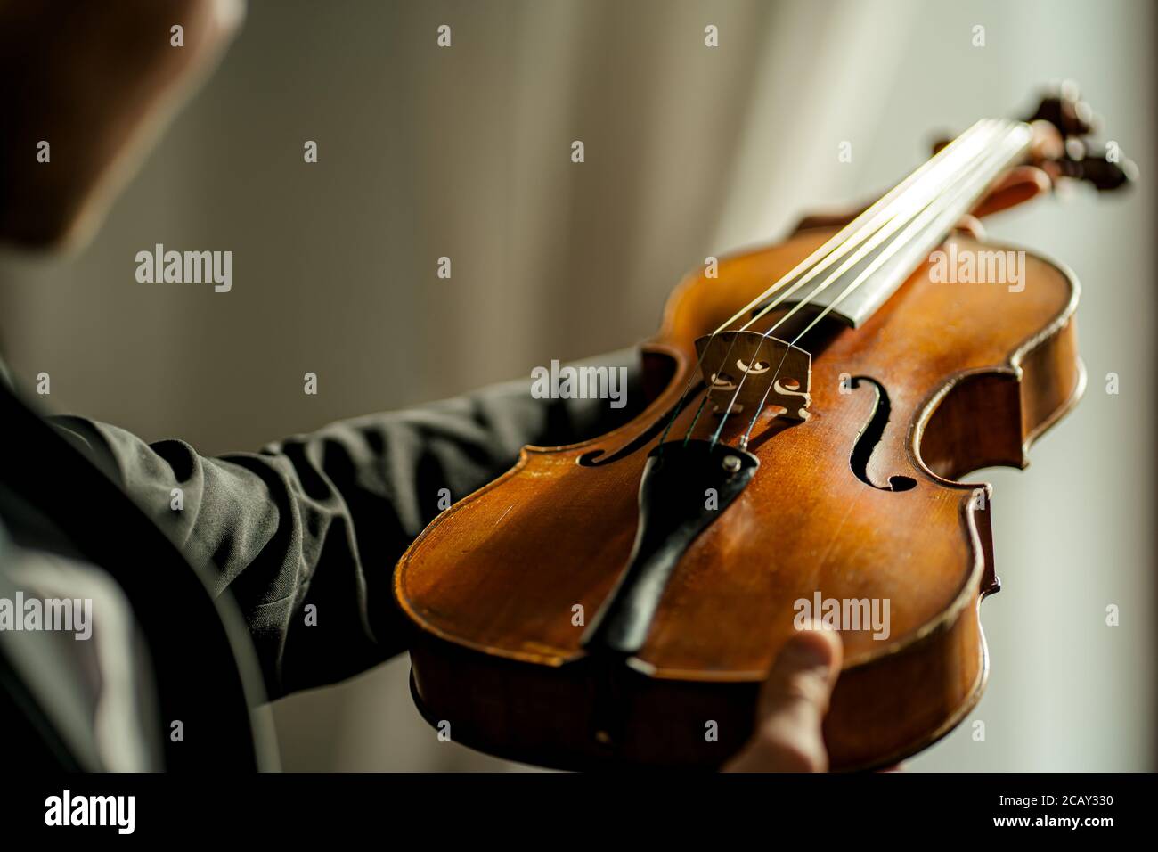 primo piano foto del violino classico in mano maschile; uomo che tiene il  violino prima di eseguire la musica con l'uso di esso Foto stock - Alamy