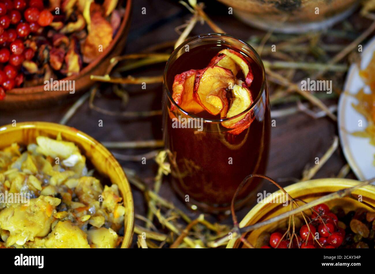 Bevanda tradizionale ucraino uzvar da frutta secca. Compote uzvar bevanda da frutta secca e miele. Foto Stock