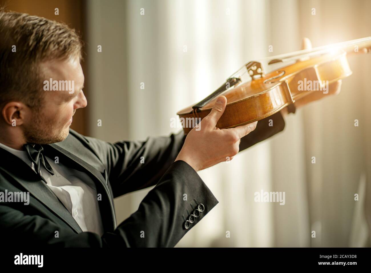 Tieni il violino in mano immagini e fotografie stock ad alta