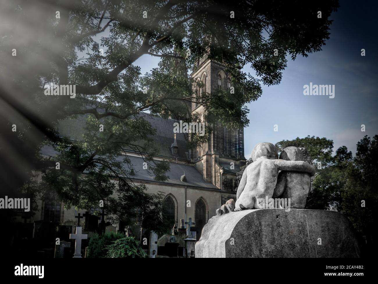 Raggi e monumento al cimitero di Vysehrad a Praga, la migliore foto Foto Stock