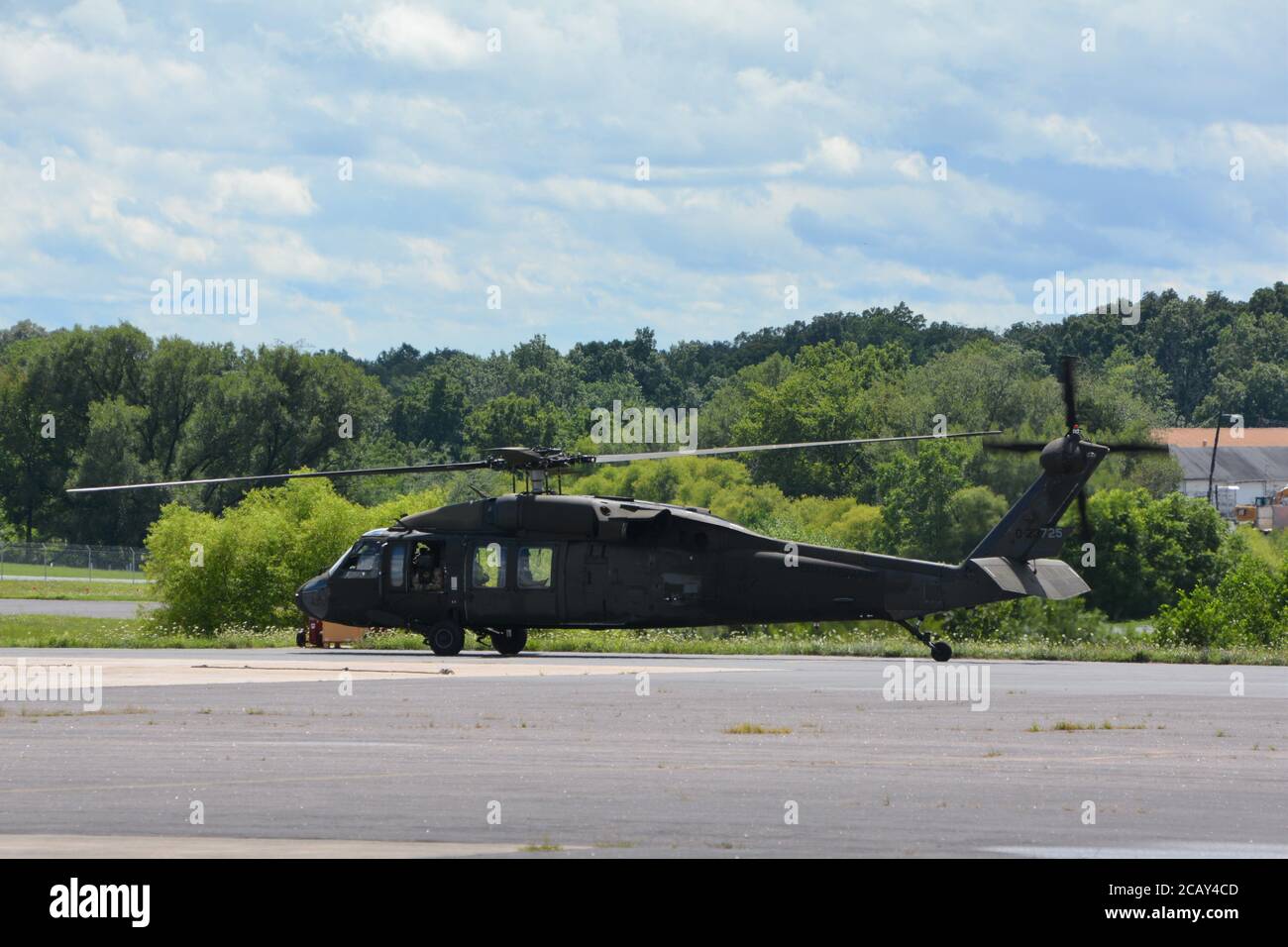 Staff Sgt. Noah McElory guarda fuori la finestra della UH-60 Black Hawk contenente la Pennsylvania Helicopter Aquatic Rescue Team come decollo da Muir Army Airfield, Fort Indiantown Gap, Pa., il 4 agosto 2020. Il team ha salvato due automobilisti dalle acque alluvionali in aumento durante la tempesta tropicale Isaias. Foto Stock