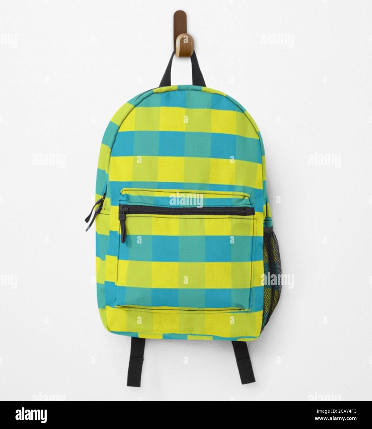 Zaino in quadratini gialli e blu appesi alla parete Foto Stock