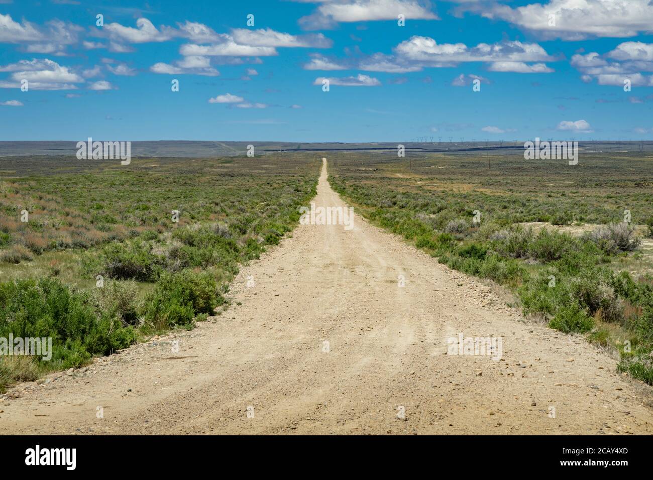 Strada sterrata all'orizzonte, Rock Springs, Wyoming USA Foto Stock