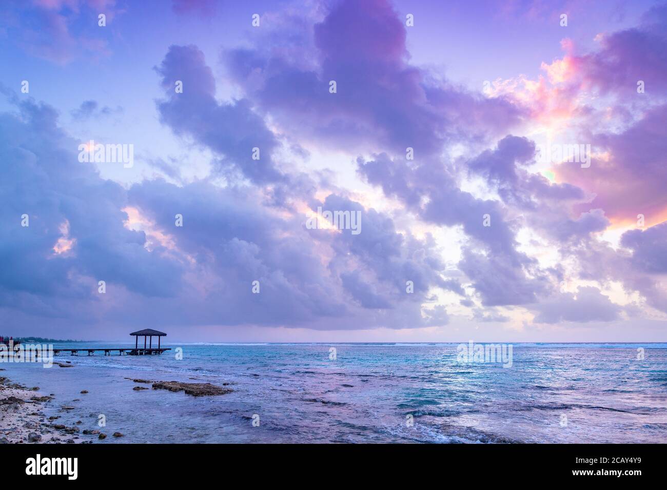 Alba con piccolo molo e gazebo, Grand Cayman Island Foto Stock