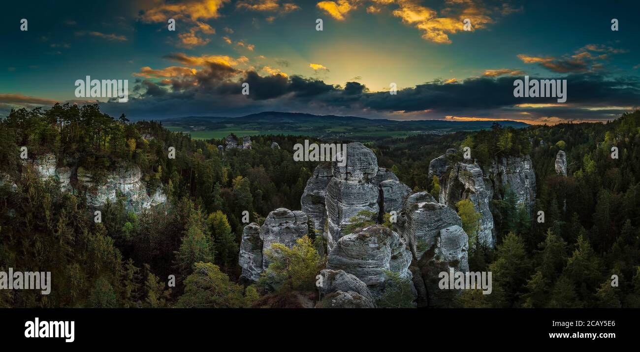 Tramonto alba a Viewpoint Lvice su Hruba Skala a Bohmisches Paradies, Cesky raj, Repubblica Ceca, la migliore foto Foto Stock