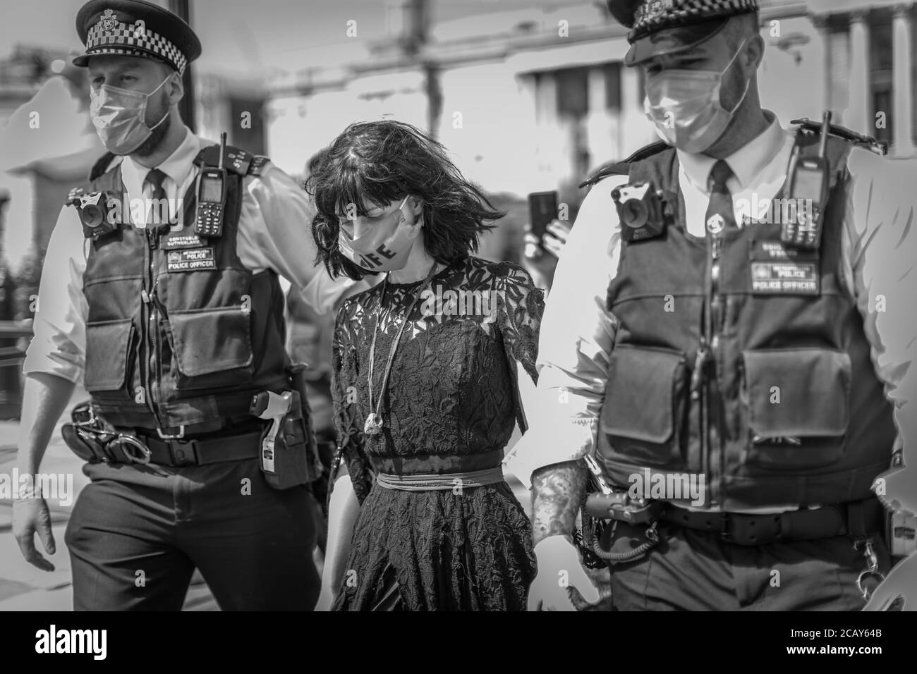 Un protesore della ribellione dell'estinzione è condotto via in Trafalgar Square durante una protesta contro la morte delle popolazioni indigene Brasile Foto Stock