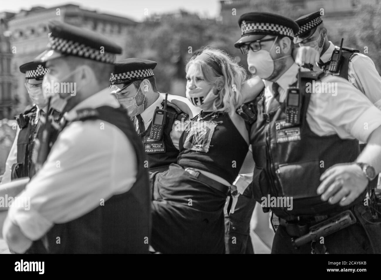 Un protesto della ribellione estinzione viene arrestato in Piazza Trafalgar durante una protesta contro la morte di popolazioni indigene in Brasile. Foto Stock