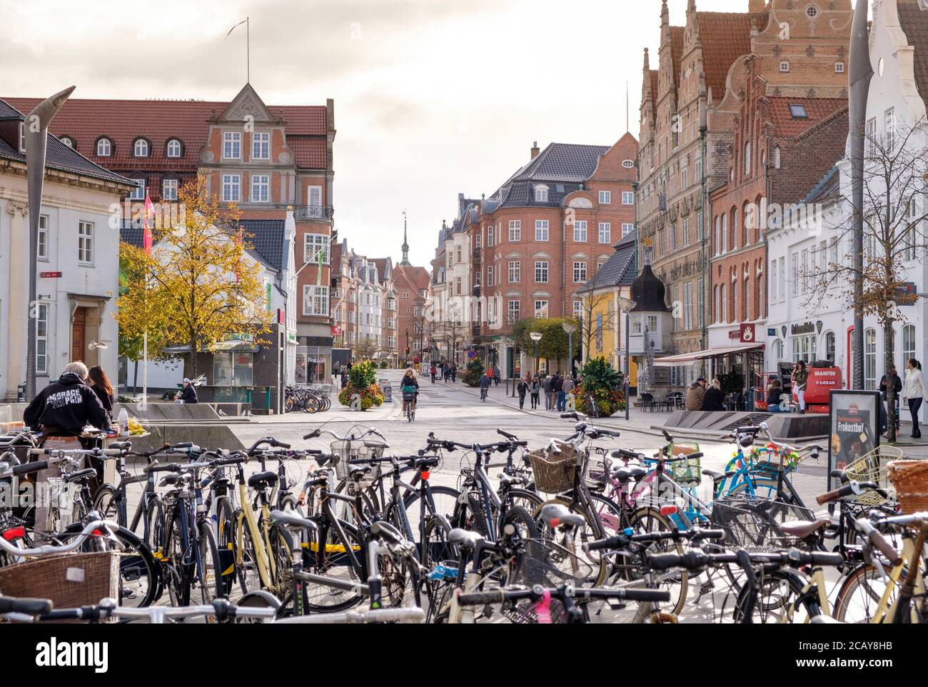 Biciclette parcheggiate in una piazza di Aalborg, Danimarca, Foto Stock