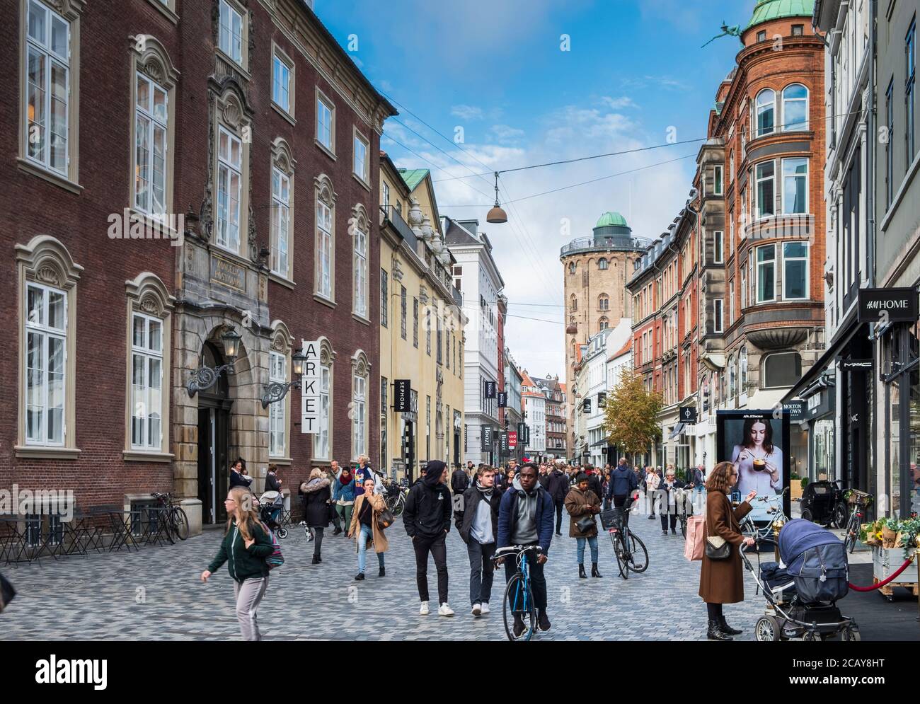 Strøget è la principale via dello shopping, Copenhagen, Danimarca Foto Stock
