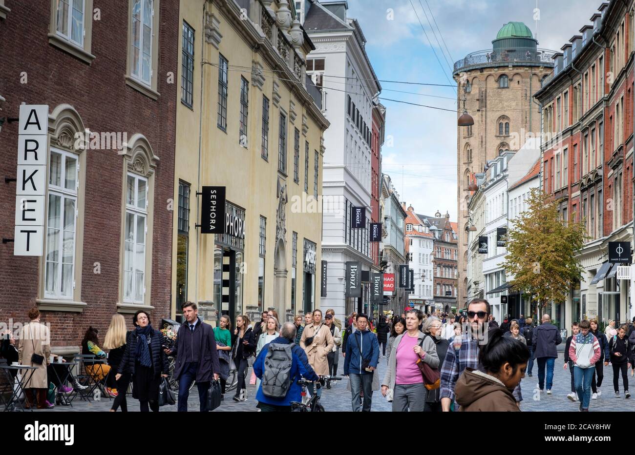Strøget è la principale via dello shopping, Copenhagen, Danimarca Foto Stock