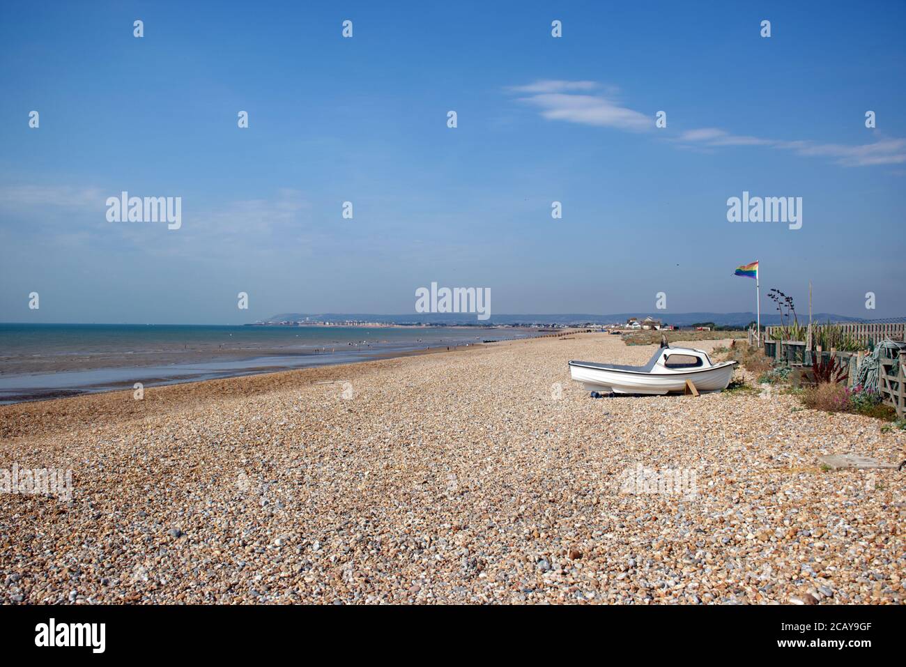 Una vista ovest verso Easbourne e Beachy Head dalla spiaggia di sabbia di Normans Bay, Sussex, Inghilterra Regno Unito. Foto Stock