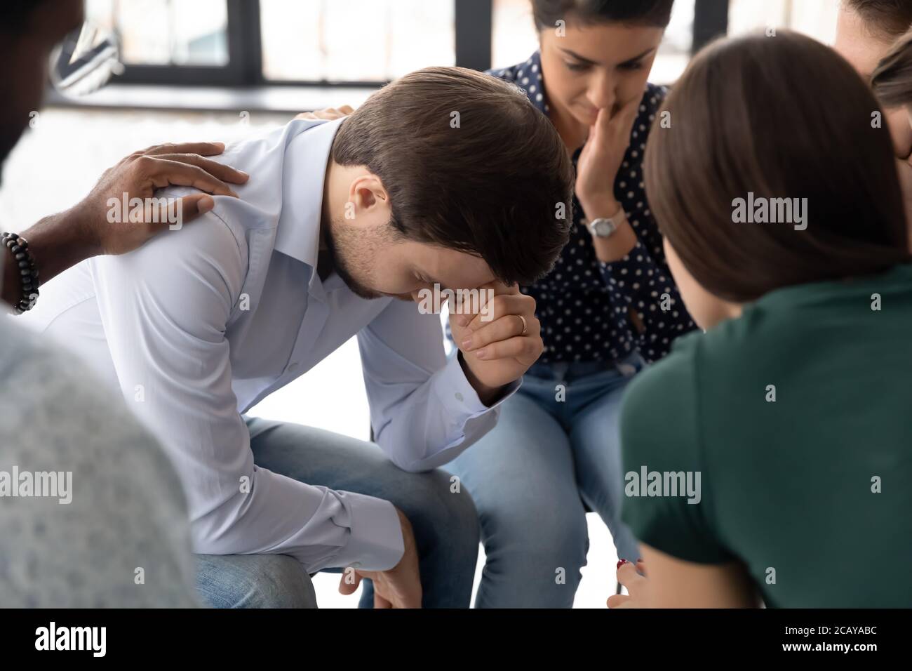 Primo piano l'uomo frustrato depresso che sente dolore, ottenendo aiuto psicologico Foto Stock