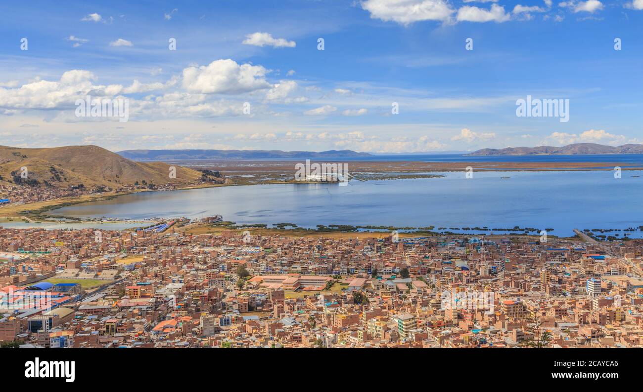 Panorama della città peruviana Puno e lago Titicaca, Perù Foto Stock