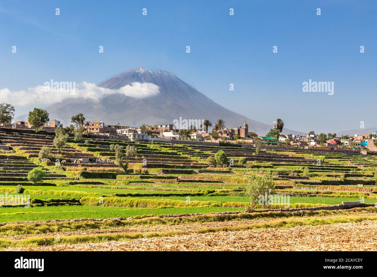Vulcano Mitti dormiente sui campi e le case della città peruviana di Arequipa, Perù Foto Stock