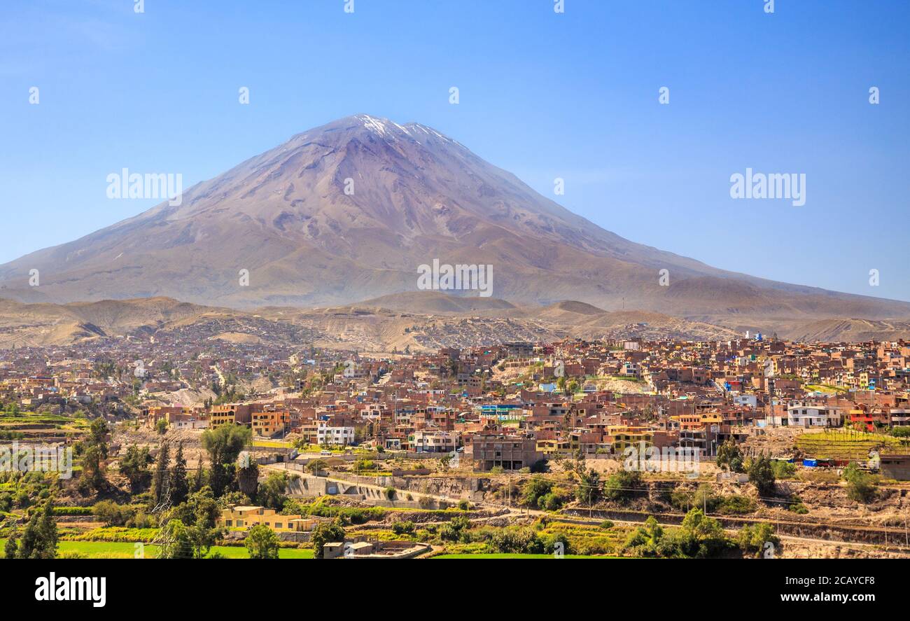 Vulcano Mitti dormiente sulle strade e le case della città peruviana di Arequipa, Perù Foto Stock