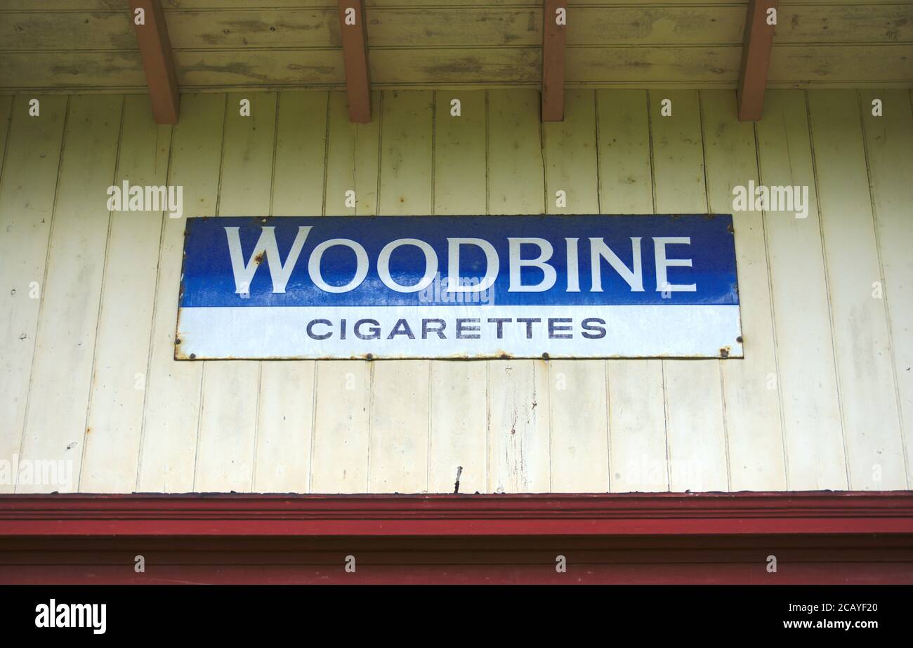 Targa pubblicitaria in metallo d'epoca per sigarette Woodbine, stazione ferroviaria di Melrose, Roxburghshire, frontiere scozzesi, Regno Unito. Foto Stock
