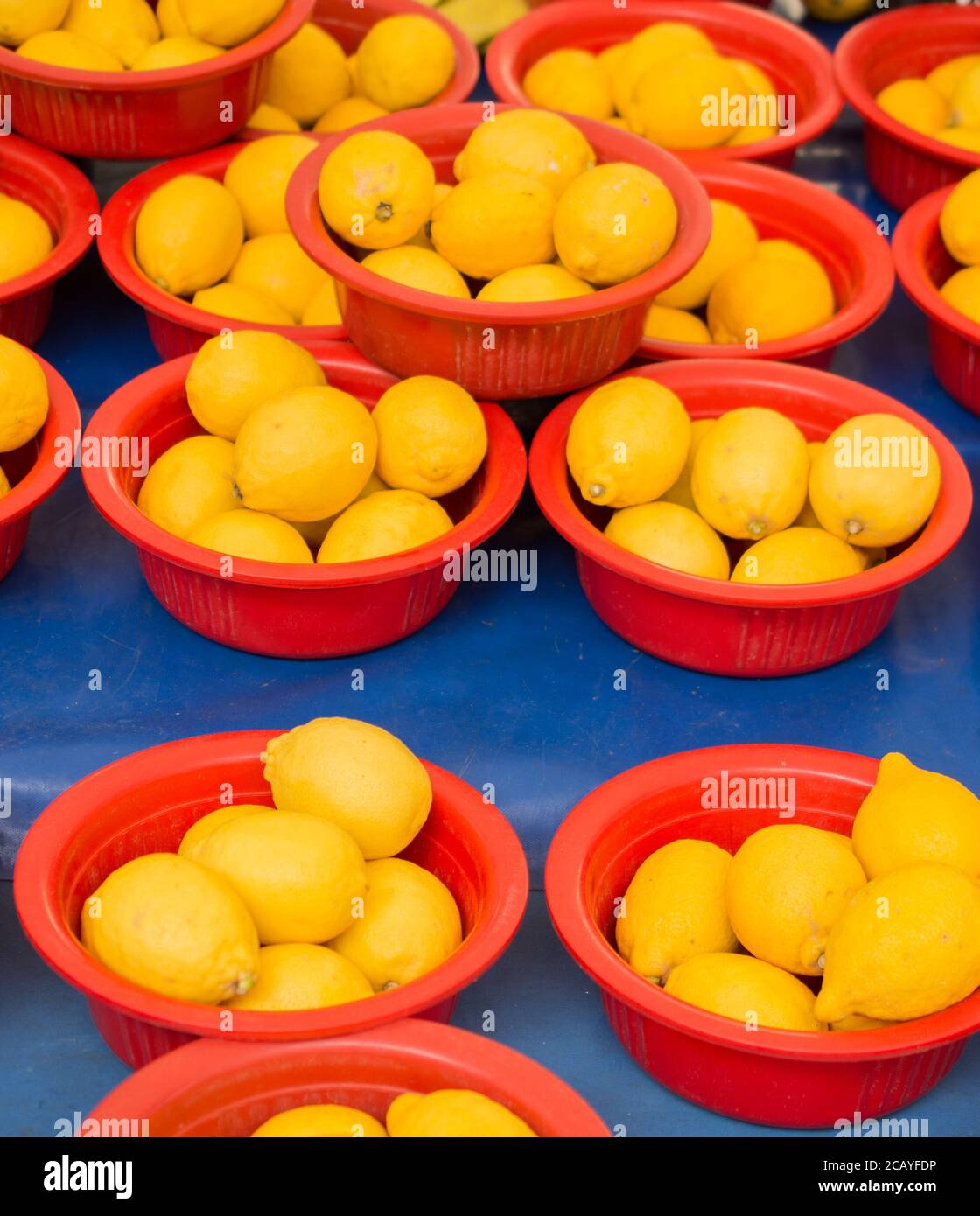 Limoni Agrumi su un mercato come texture di sfondo o Foto Stock