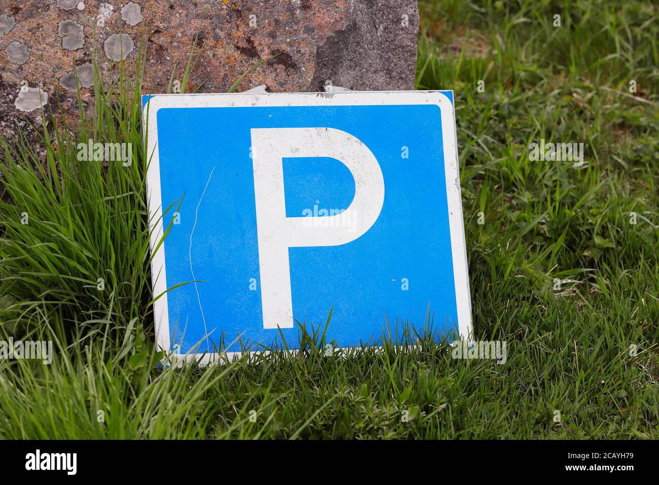 Lettera P a terra, un cartello stradale utilizzato per i parcheggi. Foto Stock