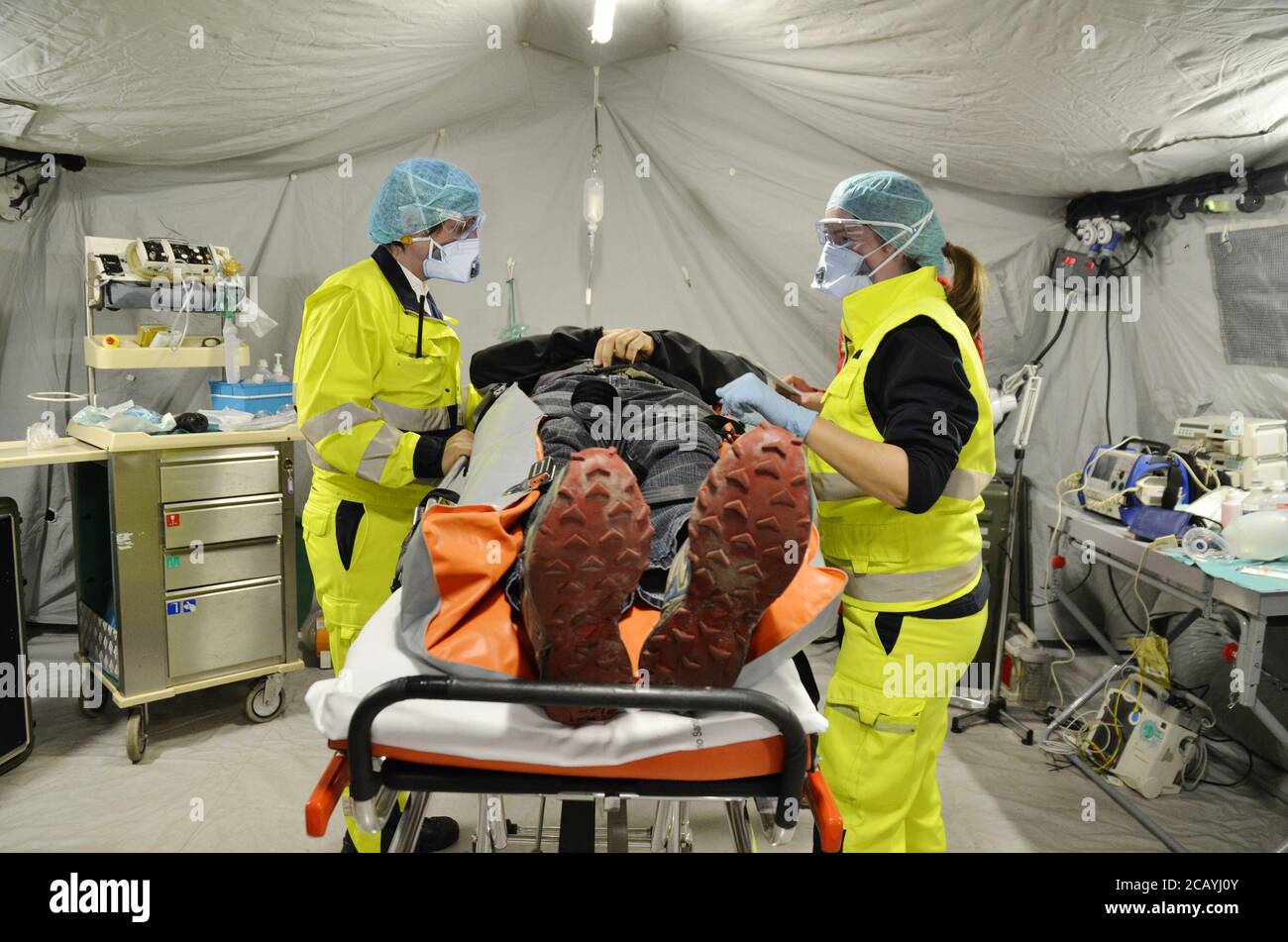 Paziente con Corona Virus attende di essere curata sulla barella all'interno di una tenda di campo ospedale per il primo SOCCORSO. Stanza del campo per le persone infette Covid-19. Foto Stock