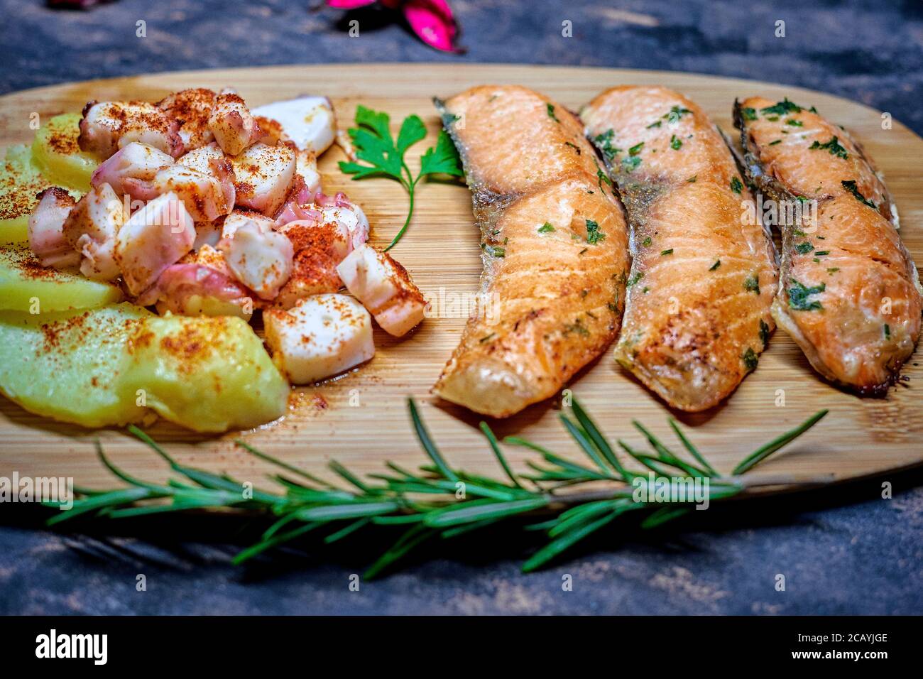 Un piatto di legno con un salmone a cena oggi Foto Stock