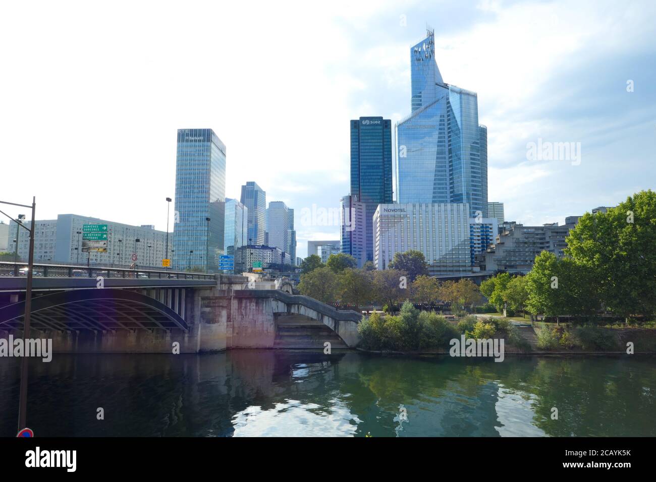 Parigi, Francia. Agosto 08. 2020. Edificio moderno. Grattacieli che ospitano uffici di grandi aziende. Quartiere 'la Defense'. Foto Stock