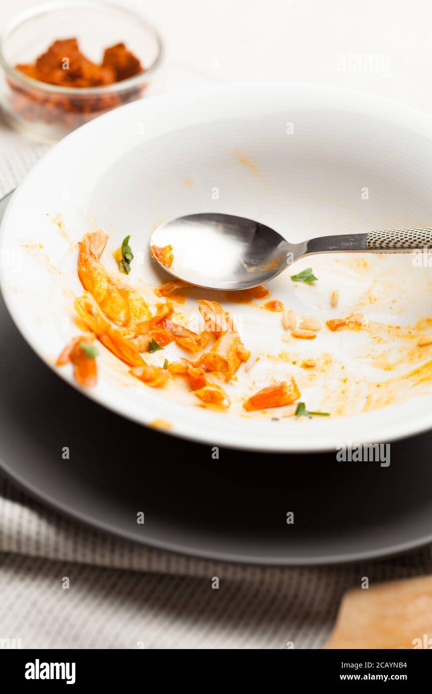 Un piatto di gamberi al curry dopo aver mangiato. Foto Stock