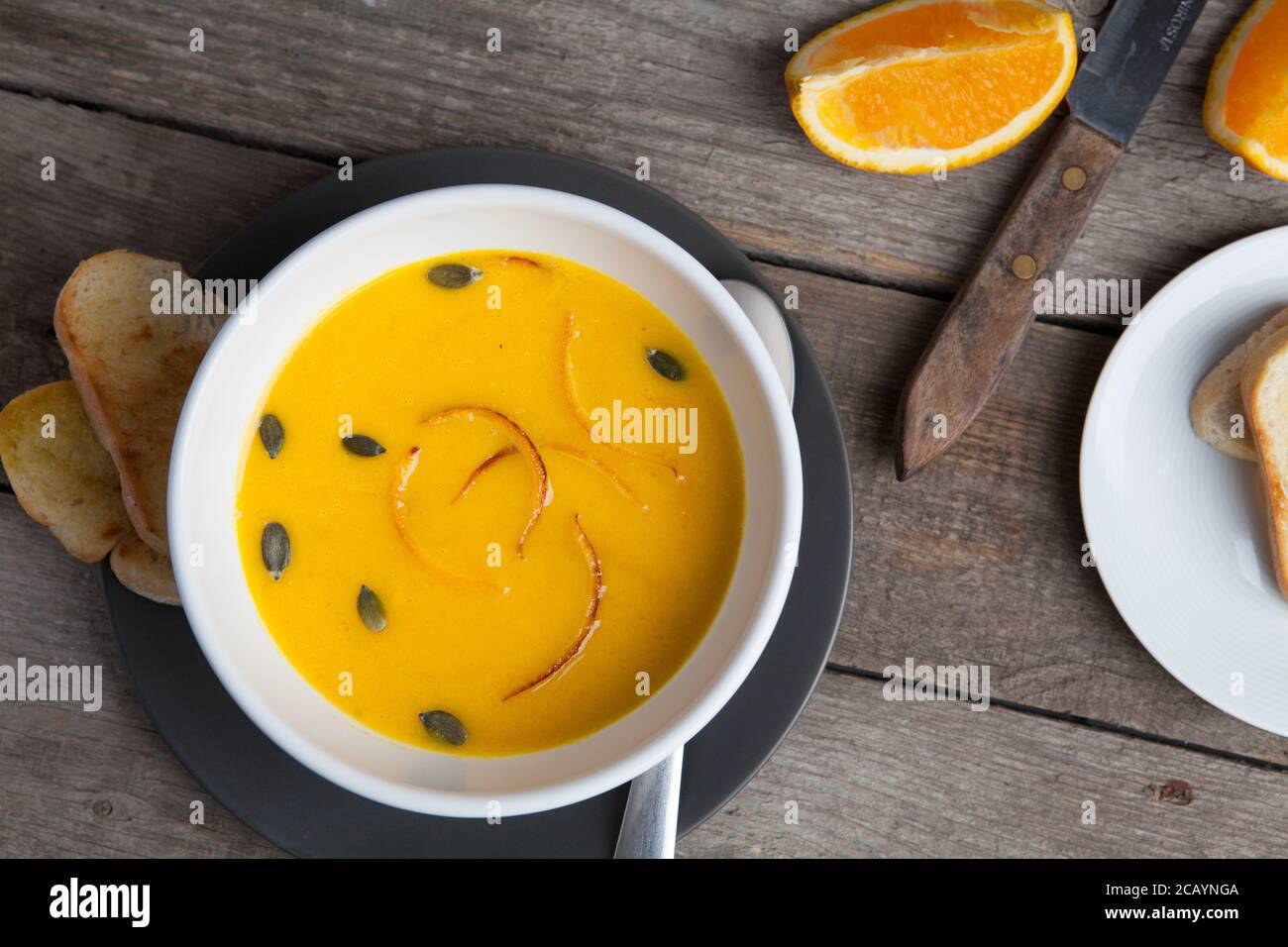 Zuppa di crema di zucca decorata con semi di zucca. Foto Stock