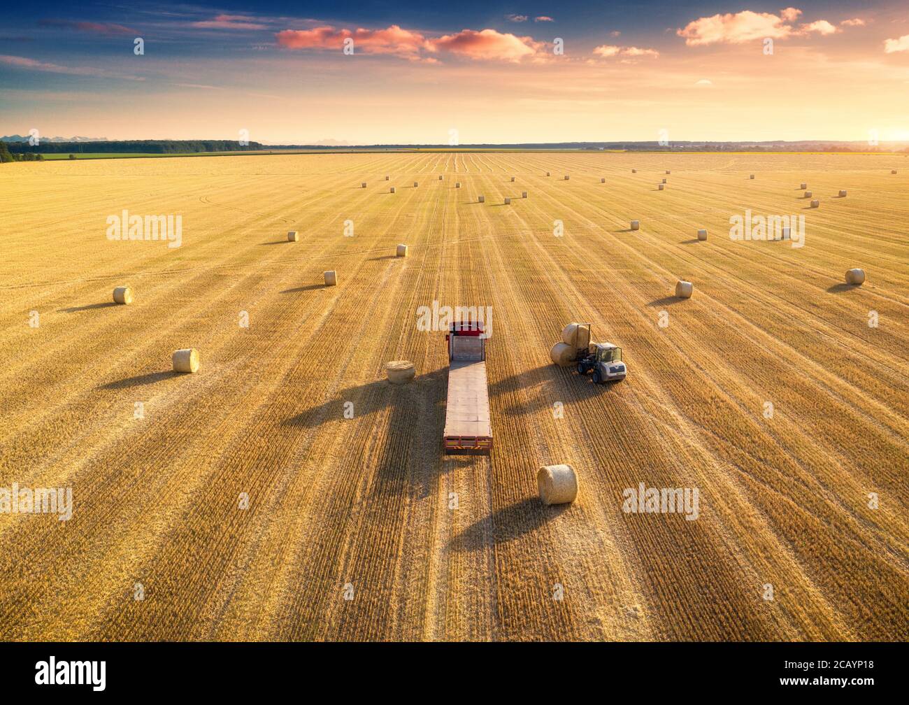 Vista aerea del carrello con balle di fieno. Macchine agricole Foto Stock