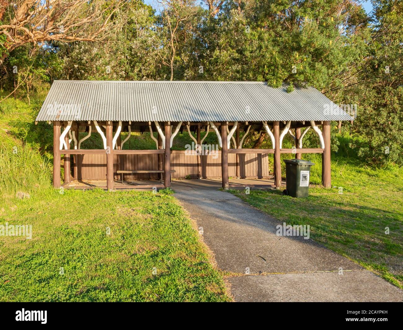 Sydney NSW Australia - 9 Luglio 2020 - Pergola in Kurnell per picnic in un pomeriggio di sole inverno Foto Stock