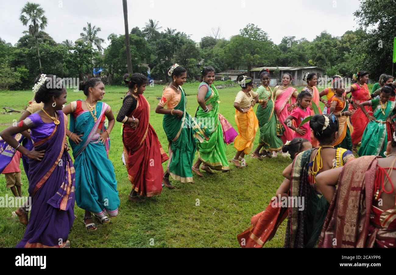 I partecipanti hanno visto ballare durante la celebrazione. Le tribù di diversi 'Pada o Hamlet' nella colonia di Aarey si riuniscono per celebrare la 'Giornata Internazionale del Popolo Indigeno del mondo' cantando e ballando con amici e familiari. Foto Stock