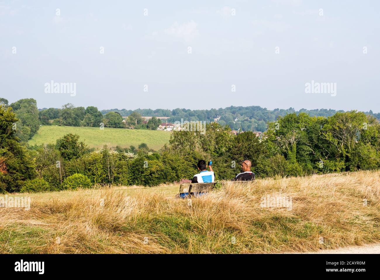 Due ciclisti che godono della vista dello spazio aperto in Farthing down Foto Stock