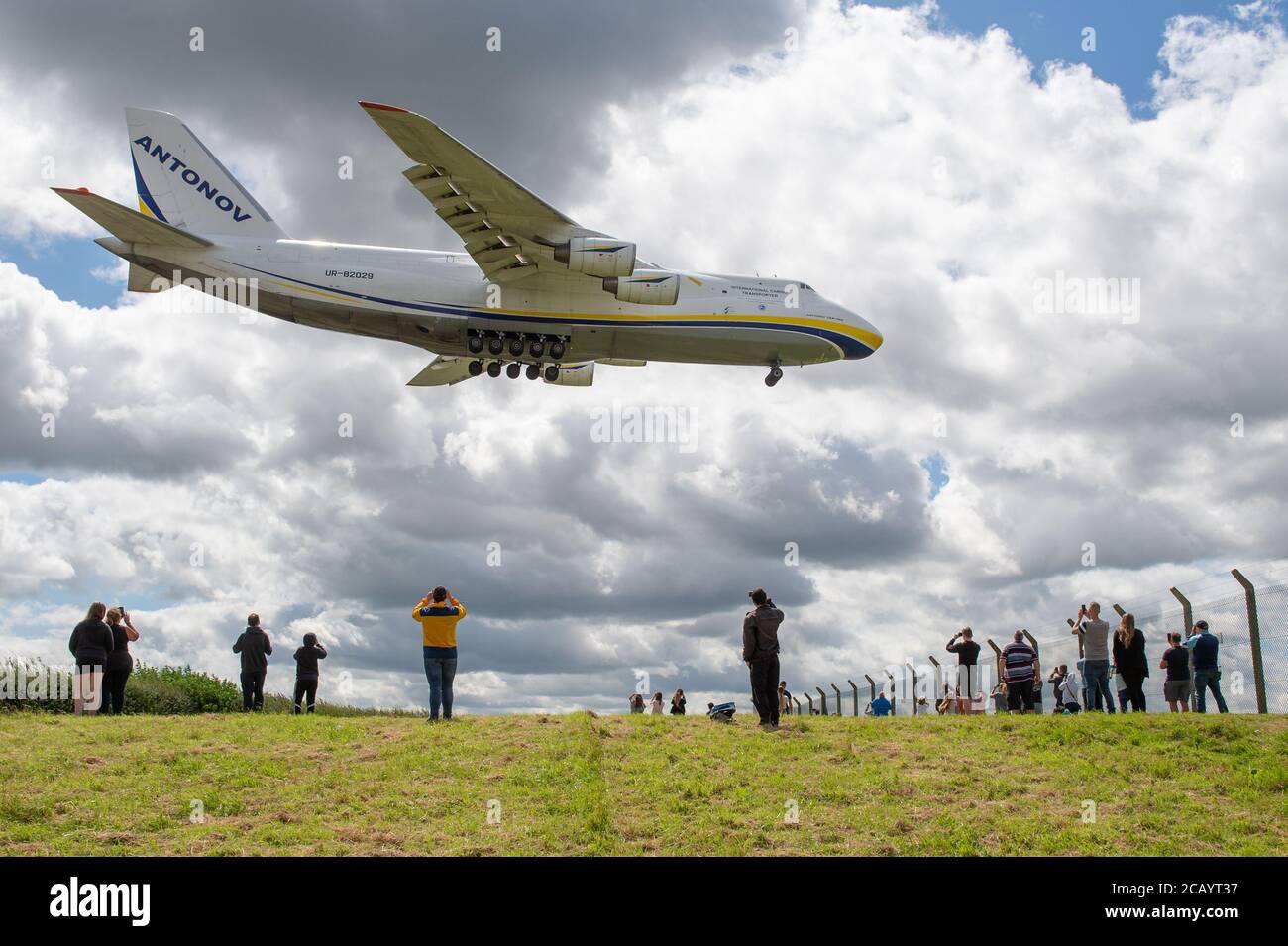 Gli appassionati di aviazione si riuniscono per guardare la Antonov Airlines AN-124-100 UR-82029 sul suo approccio finale all'aeroporto East Midlands. Domenica 26 luglio 2020. (Credit: Jon Hobley | MI News) Foto Stock