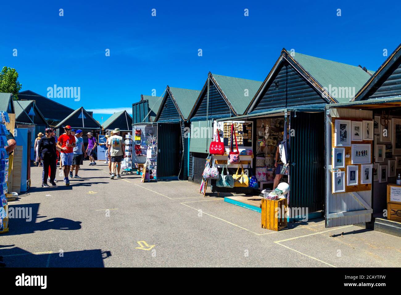 Bancarelle presso il mercato artigianale e artigianale del porto di Whitstable, Kent, Regno Unito Foto Stock