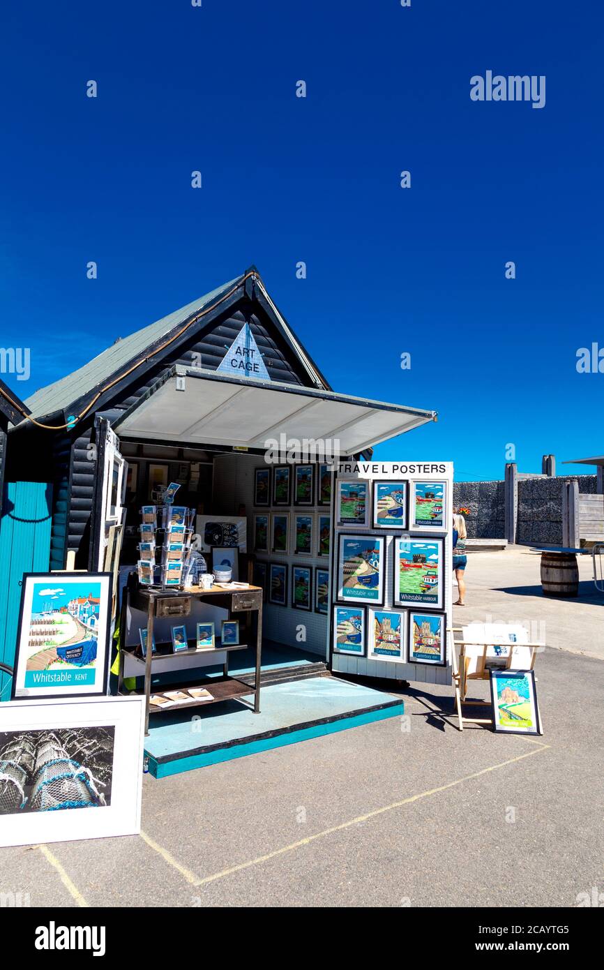 Stalli con i manifesti al mercato del porto a Whitstable, Kent, Regno Unito Foto Stock
