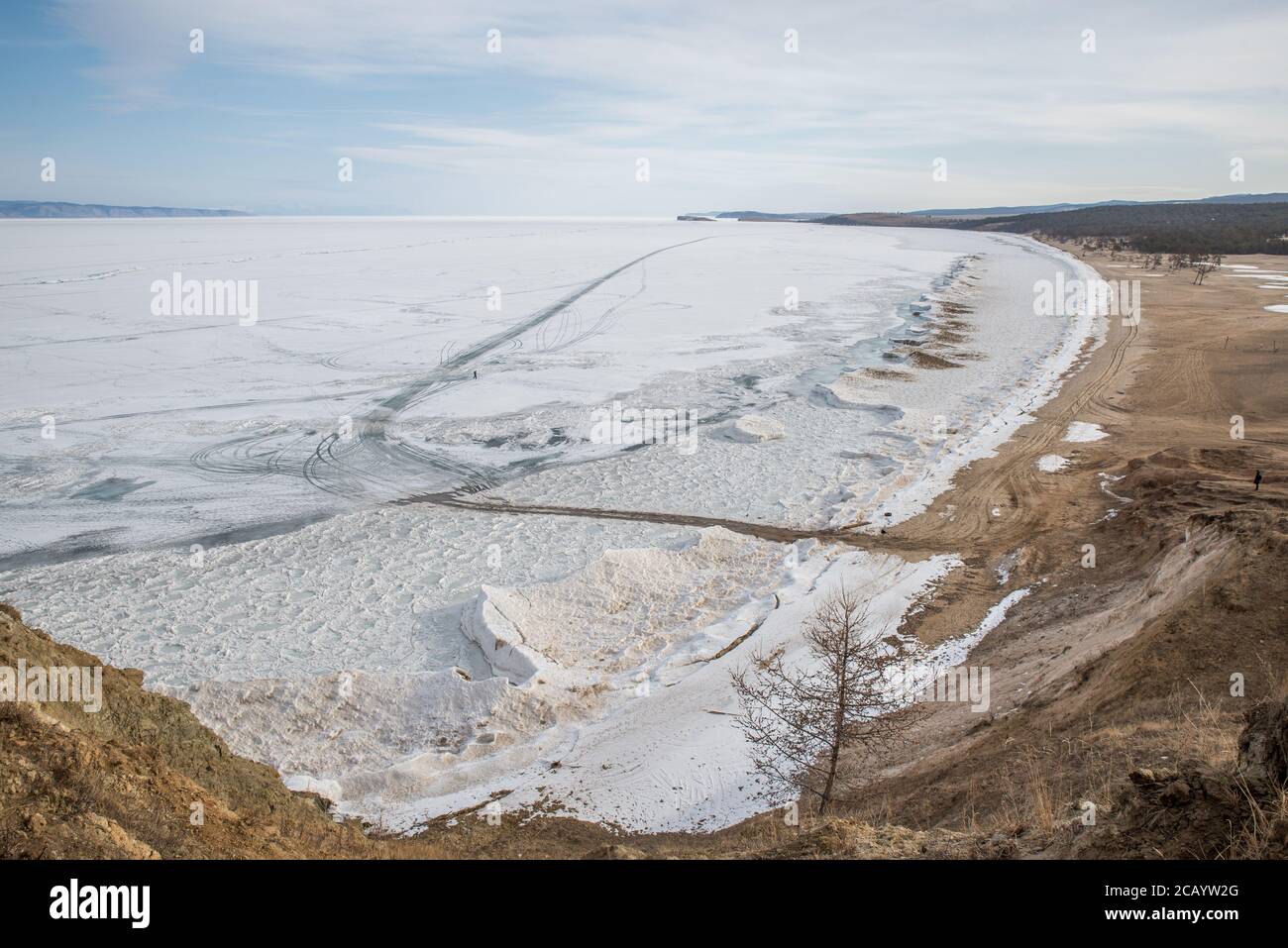 Acque congelate del lago Baikal visto dall'isola di Olkhon, Russia Foto Stock