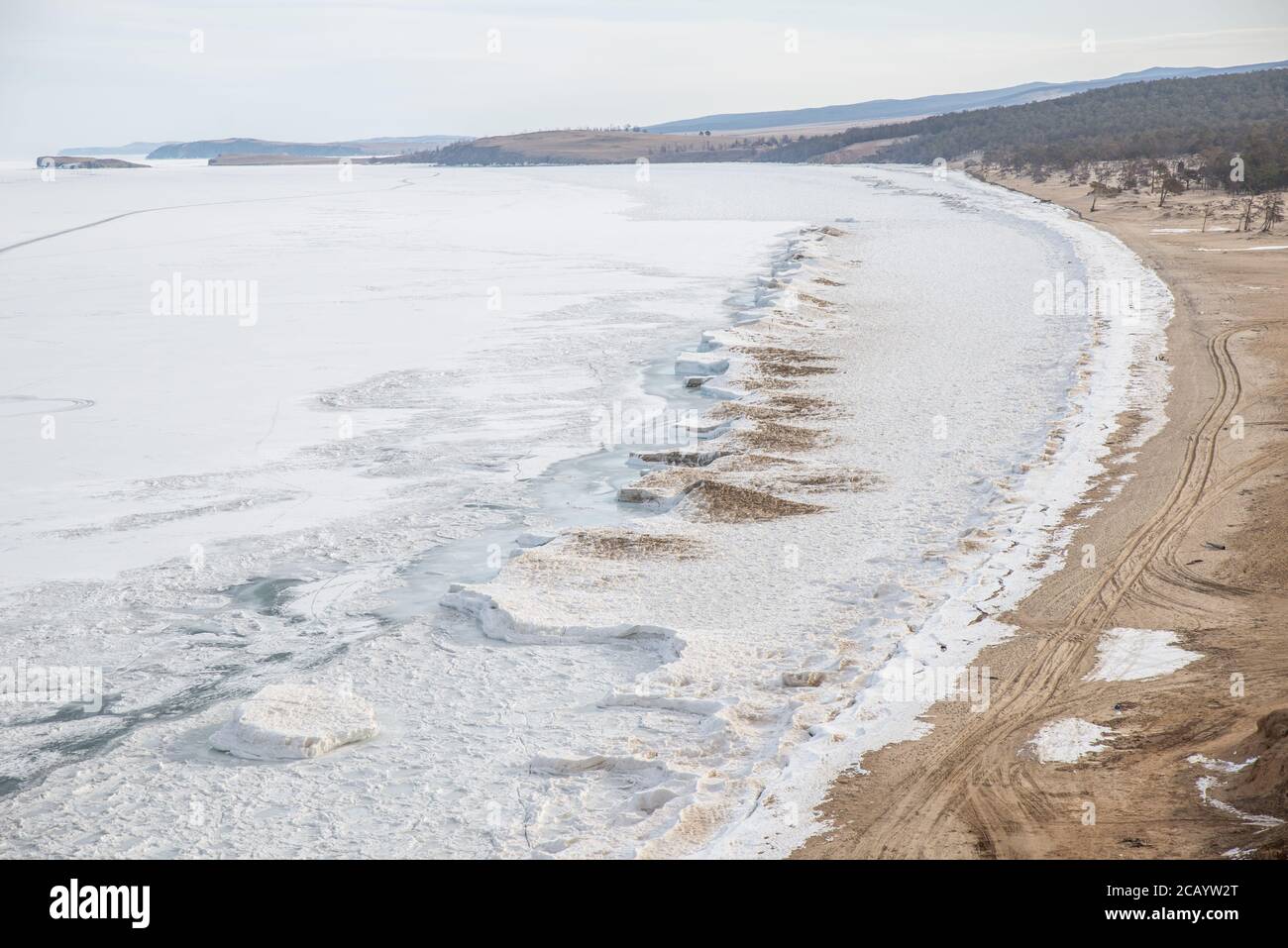 Acque congelate del lago Baikal visto dall'isola di Olkhon, Russia Foto Stock
