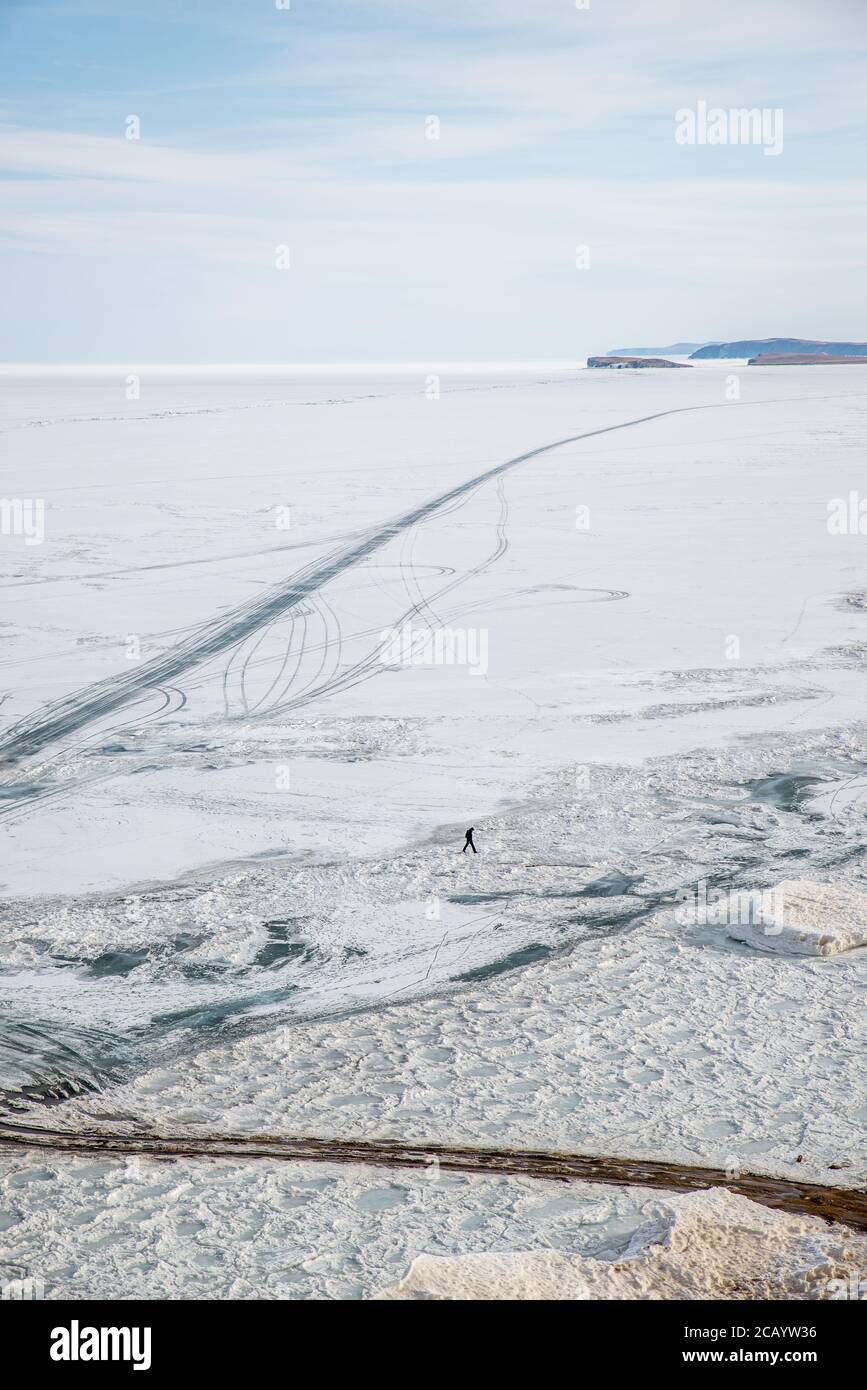 Acque congelate del lago Baikal visto dall'isola di Olkhon, Russia Foto Stock