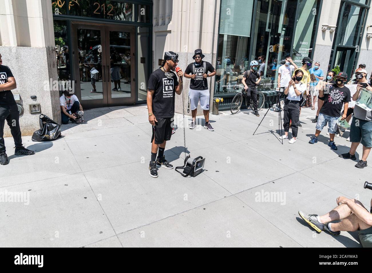 New York, Stati Uniti. 09 agosto 2020. Poche decine di manifestanti si riuniscono di fronte alla residenza di Jaff Bezos sulla 5th Avenue a Manhattan. I manifestanti chiedono di tassare i ricchi e in particolare il CEO di Amazon Jeff Bezos, la persona più ricca del mondo (Foto di Lev Radin/Pacific Press) Credit: Pacific Press Media Production Corp./Alamy Live News Foto Stock