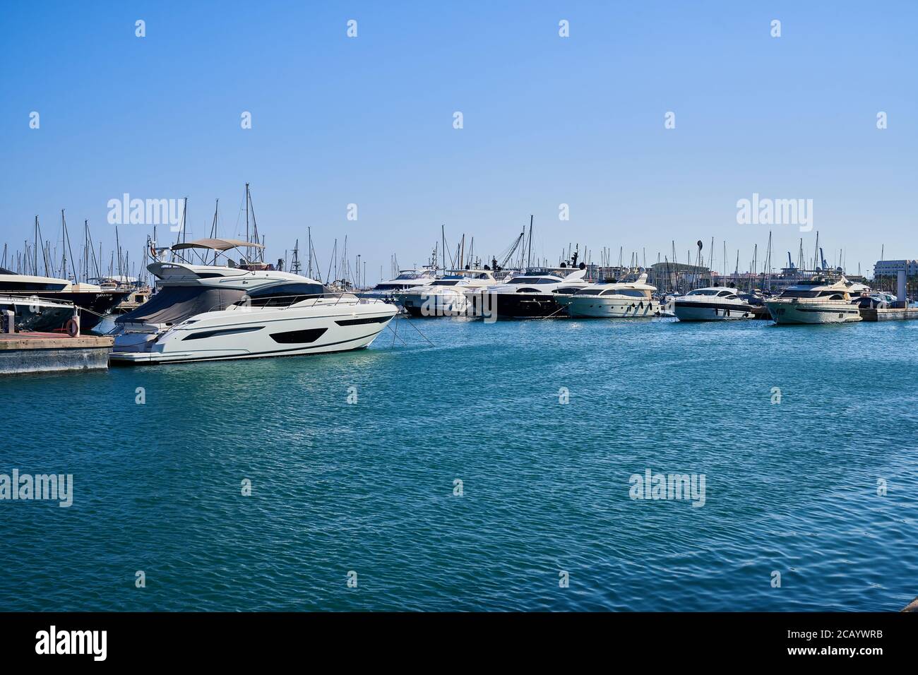 Barche e yacht nel porto turistico di Alicante Port, nella città di Alicante, Spagna, Europa, luglio 2020 Foto Stock