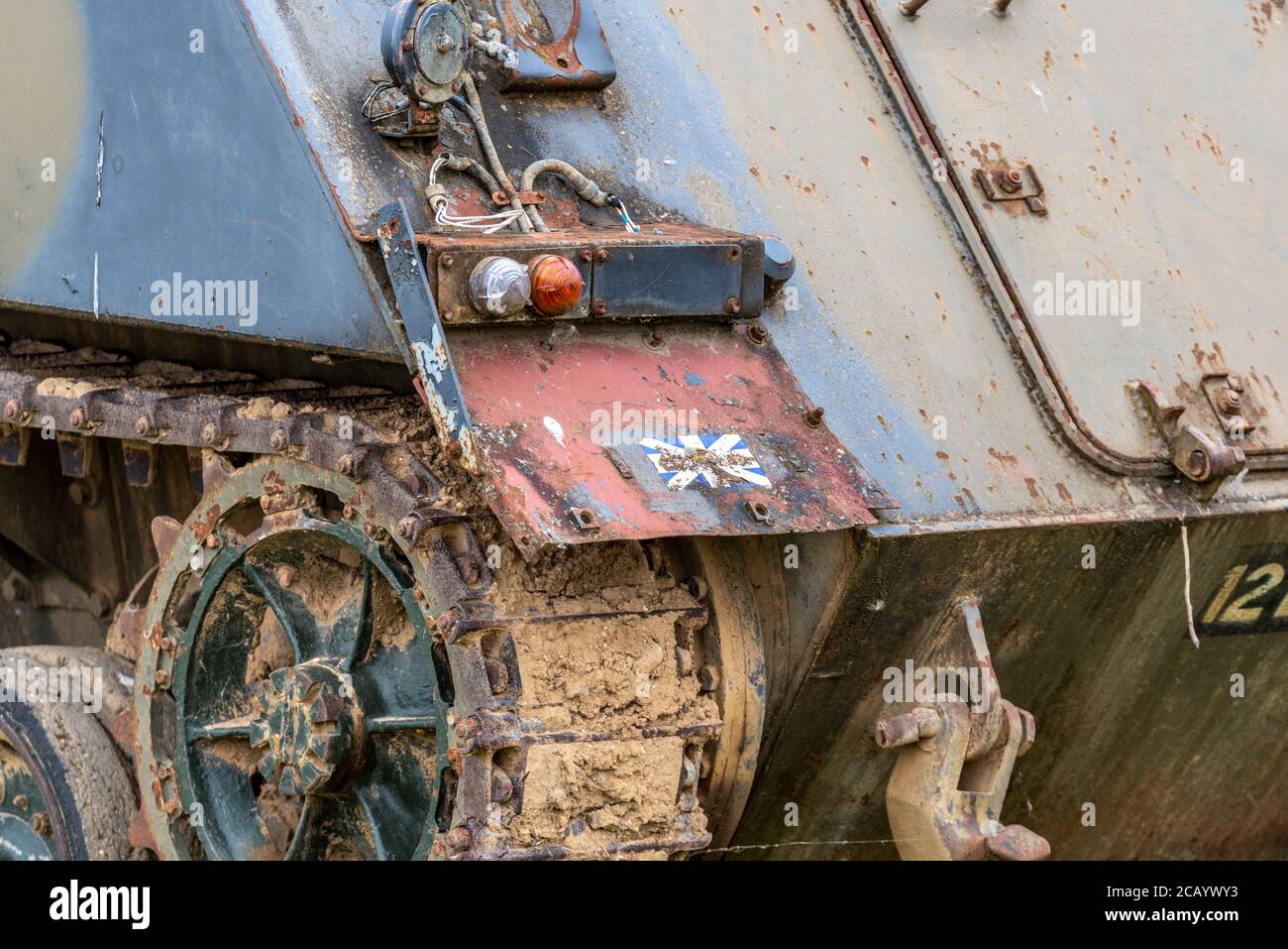 Corroding Tank all'Imperial War Museum, Duxford, Cambridgeshire, Regno Unito. Veicolo da combattimento blindato, AFV, con fango secco. Portatore di personale blindato, APC Foto Stock