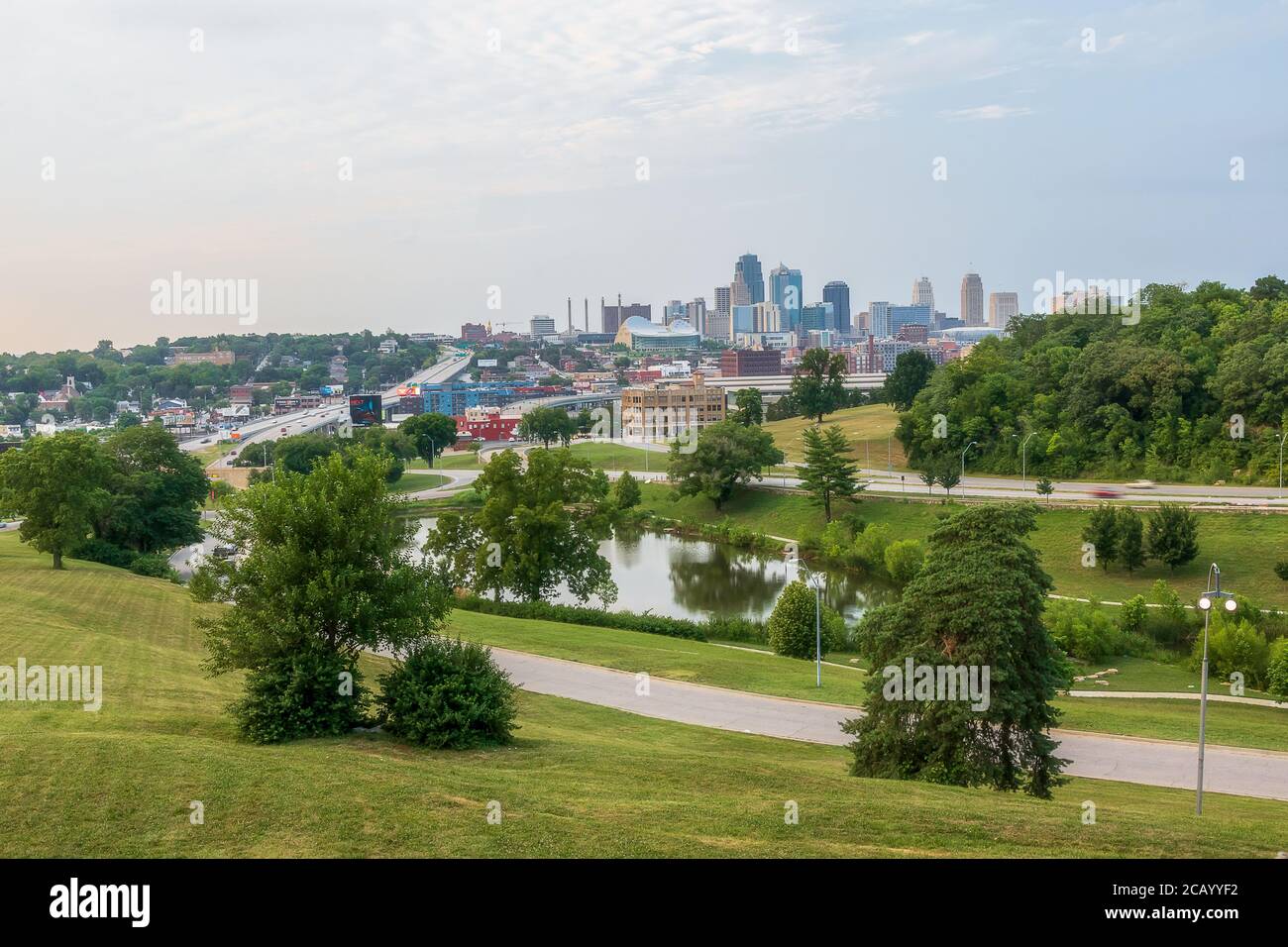 Kansas City, Missouri, lo skyline del centro città e il Penn Valley Park in una giornata estiva Foto Stock