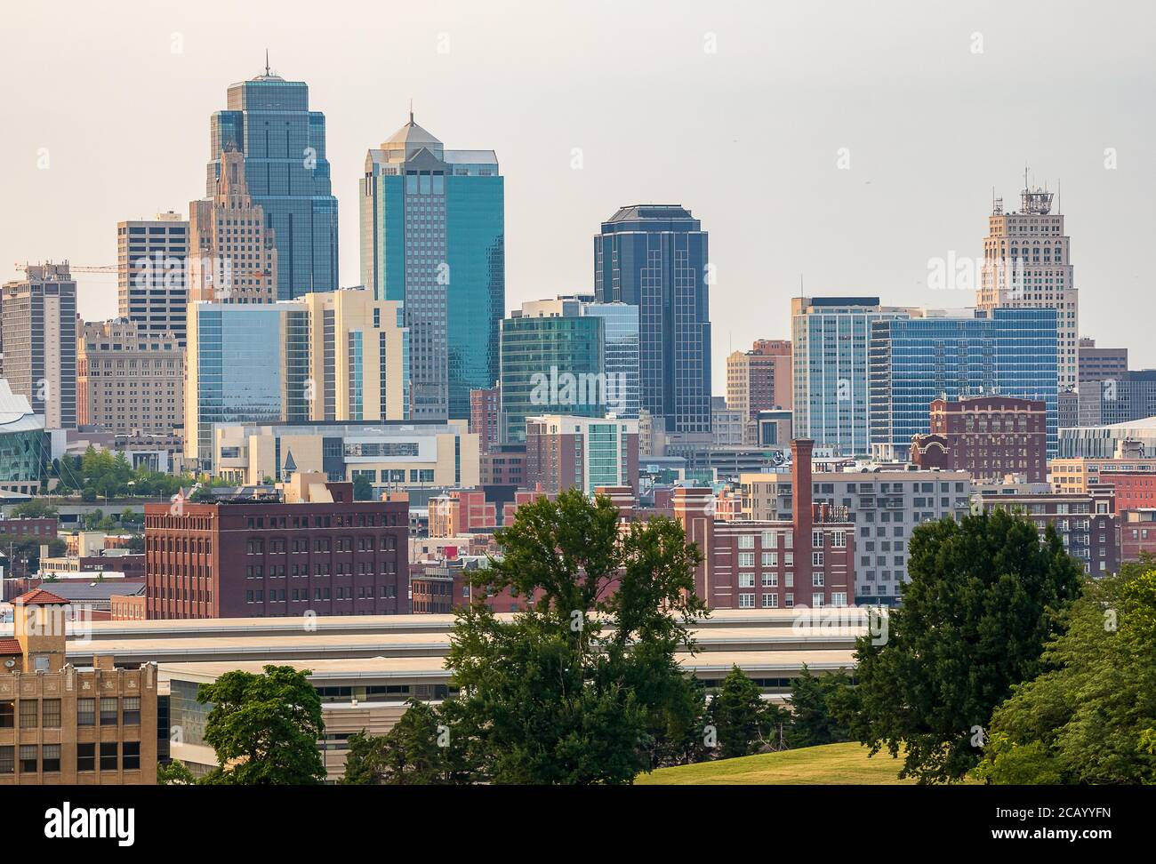 Kansas City, Missouri, lo skyline del centro città e il Penn Valley Park in una giornata estiva Foto Stock