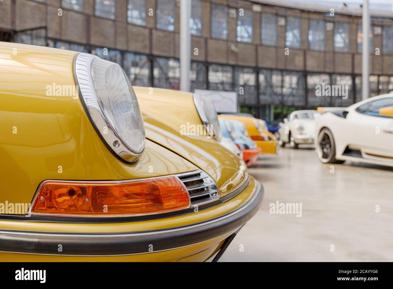 Selezionato al faro e alla cappa della Porsche di lusso giallo d'epoca al Classic Remise di Düsseldorf, Germania. Foto Stock
