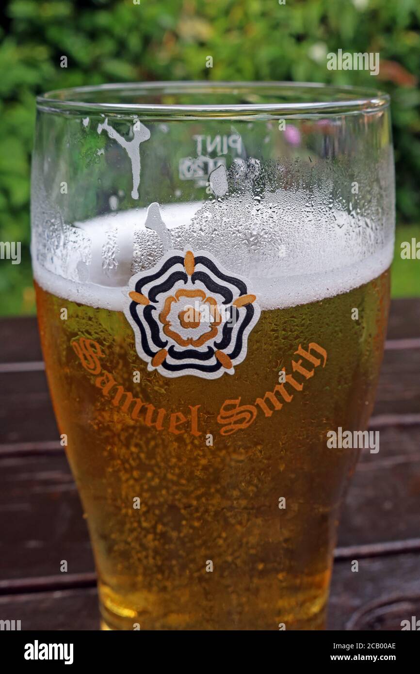 Sam Smiths Cider, Samual Smiths Cider in una birreria all'aperto, costoso dopo lockdown, Cheshire, Inghilterra, Regno Unito Foto Stock