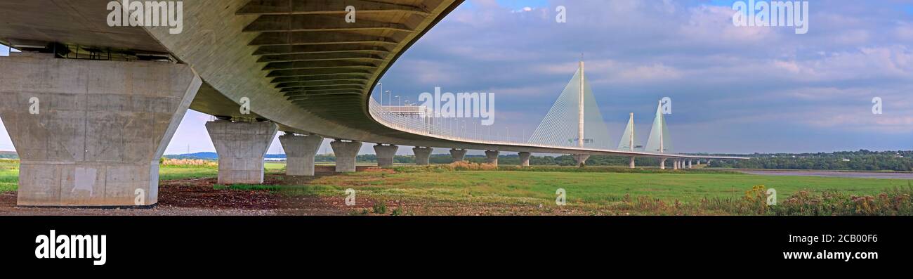Mersey Flow Runcorn Bridge, Mersey River, Halton, Cheshie, North West England, UK - il Mersey Gateway Bridge è a pagamento di Knight Architects Foto Stock